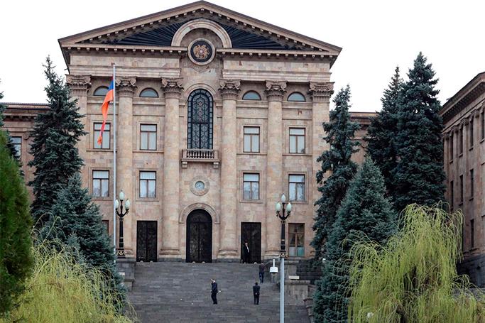 Ermənistan parlamentinə hücum