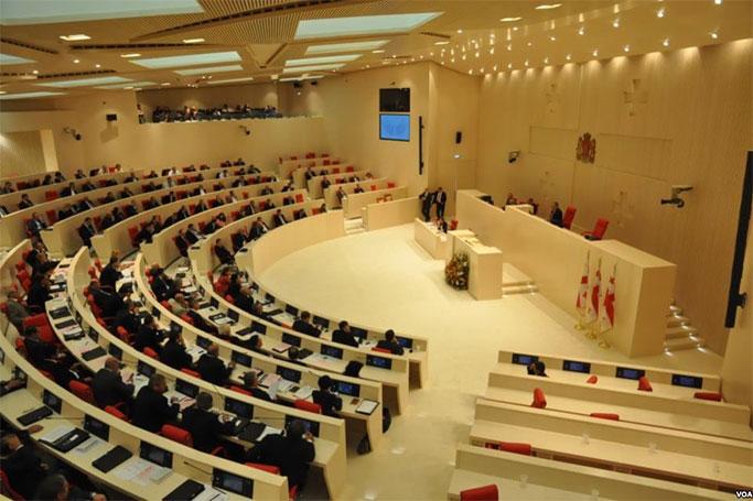 Gürcüstan parlamentində söz dueli