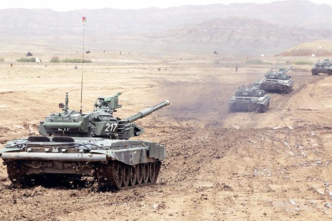 Azərbaycan tanklarının Xankəndinə yolu görünür