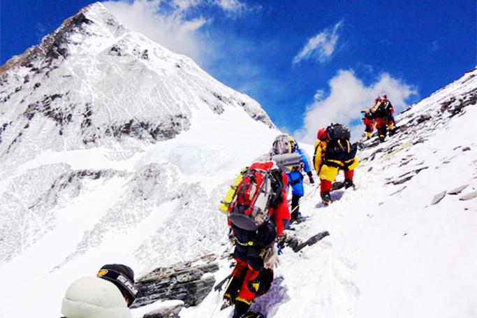 Mövsümün açılışından bəri Everestdə 10 alpinist həyatını itirib