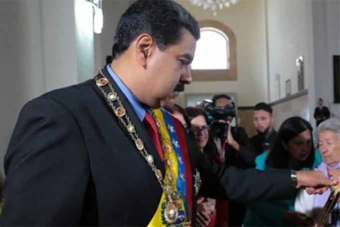 Maduroya verilən orden əlindən alındı