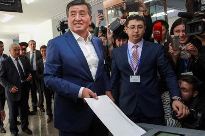 Jeenbekov Qırğızıstanda seçkini udur
