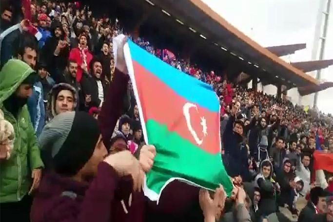 Təbriz stadionunda Azərbaycan bayrağı