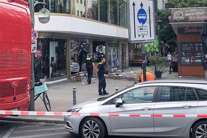 Berlində insanlar üzərinə avtomobil sürülüb