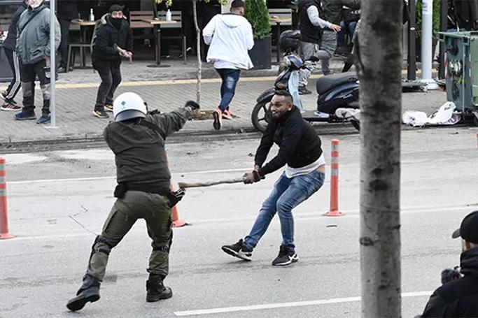 Yunan polis qaraçı gənci güllələdi
