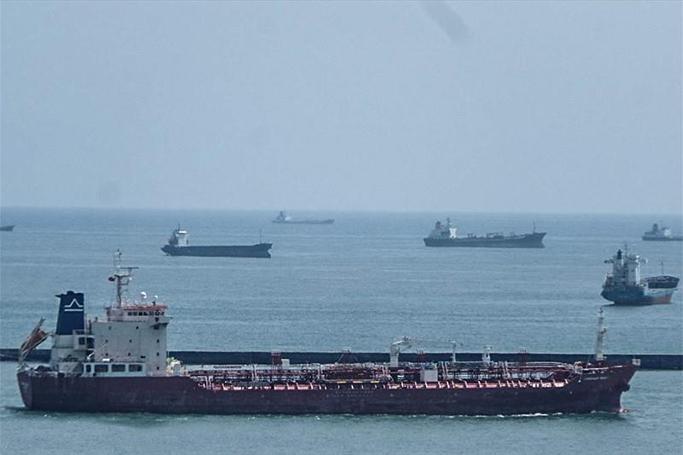 Ən azı 20 tanker gözləyir