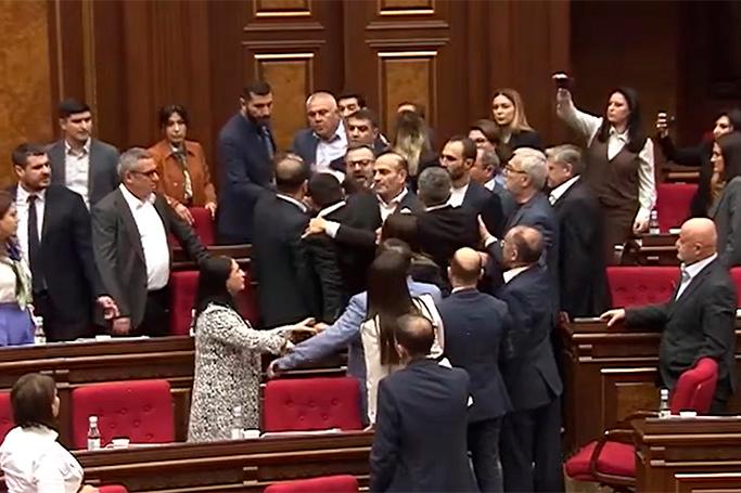 Söyüş parlamenti...