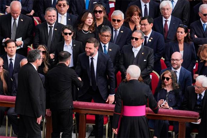 Zelenski Vens ilə salamlaşdı