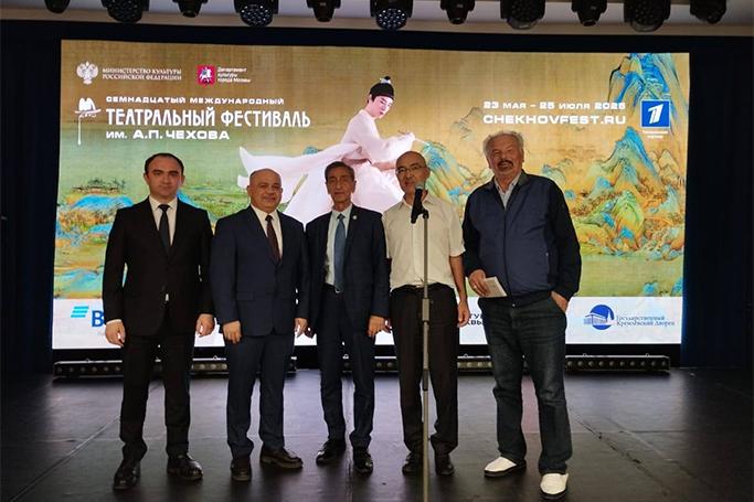 Teatr nümayəndələri fəxri qonaq statusunda