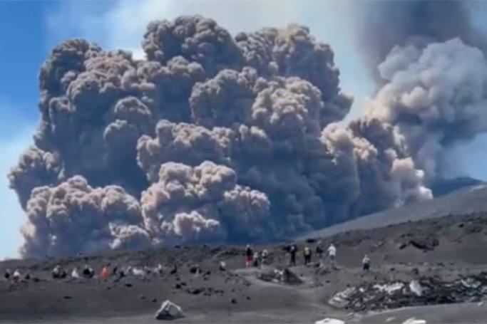 Etna yenə püskürür