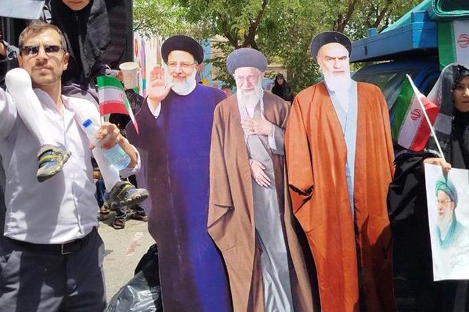 Kartondan heykəli qalan fars molla rejimi