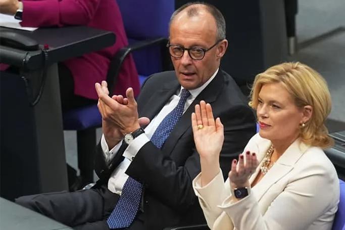 “Bundestaq sirk çadırı deyil”