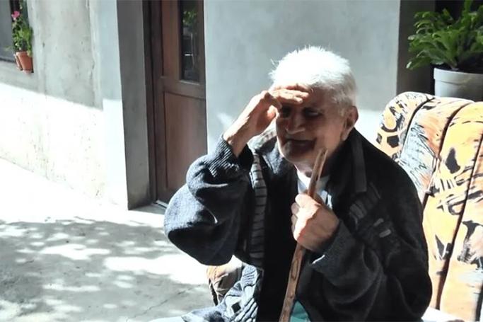 Paltarı əynində, bileti cibində