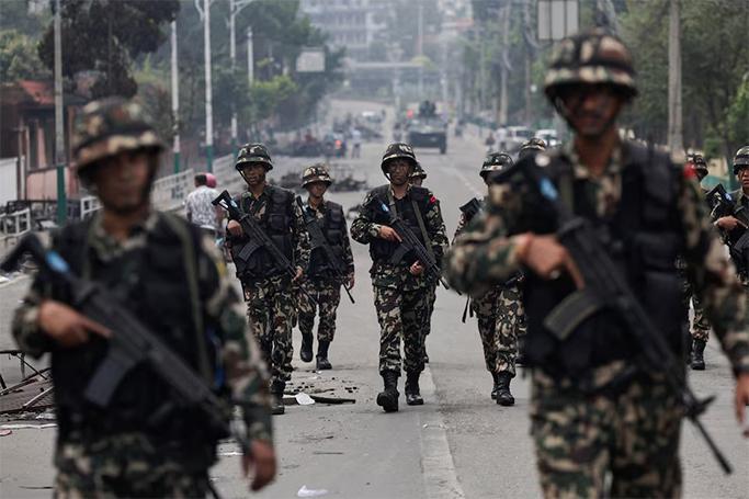 Nepal ordusu küçələrə çıxdı